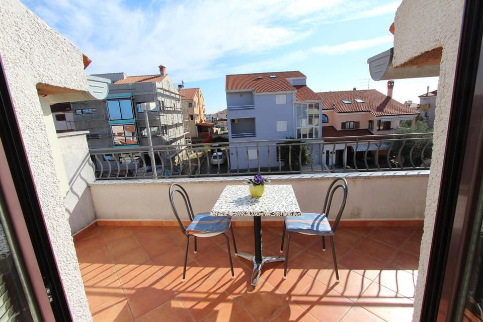 Balcony/Terrace, Street view