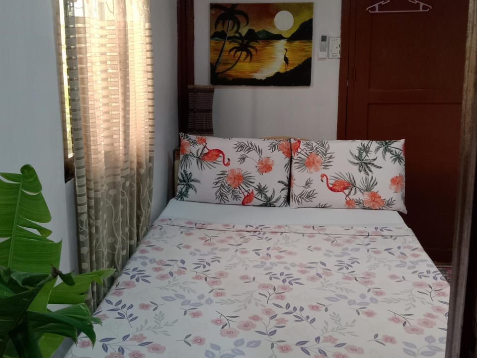 Vincent Lloyd's Guestroom Bed and Breakfast in San Vicente