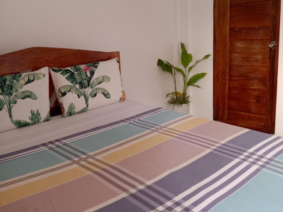 Vincent Lloyd's Guestroom Bed and Breakfast in San Vicente