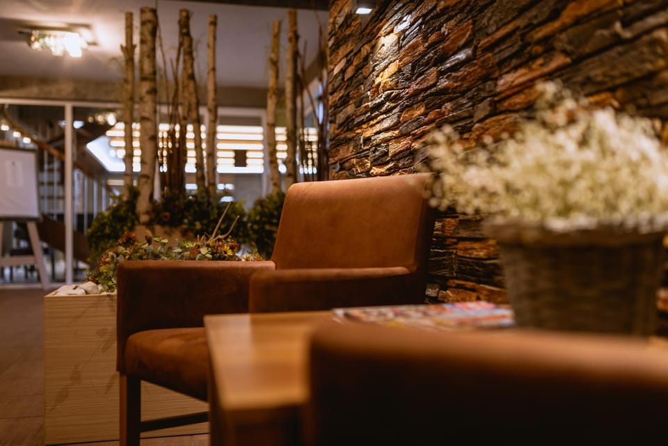 Seating area, Guests