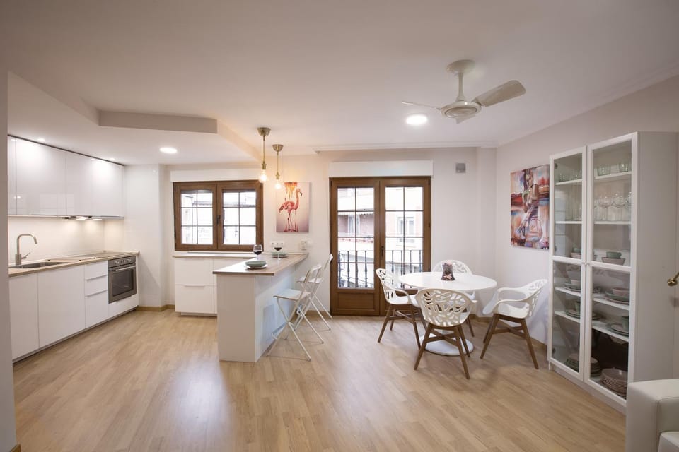 Communal lounge/ TV room, Kitchen or kitchenette, Living room, Dining area