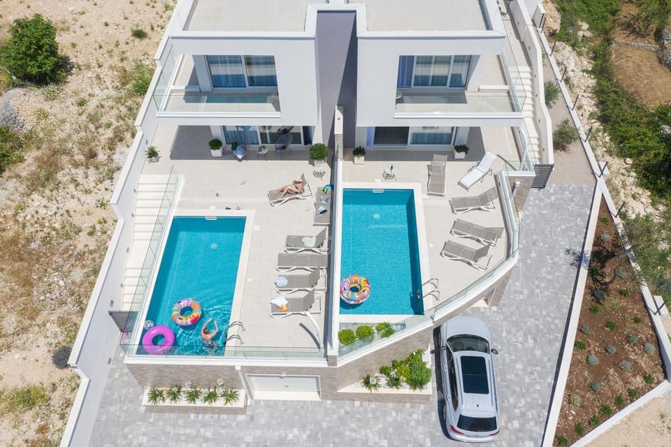 Bird's eye view, Pool view