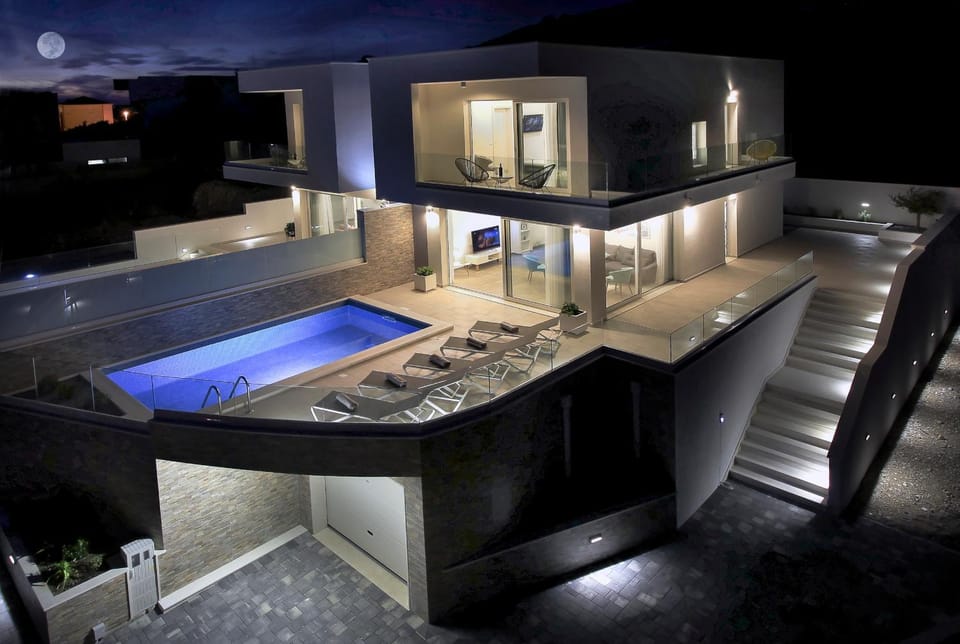 BBQ facilities, Billiard, Balcony/Terrace, Pets, Mountain view, Sea view, Swimming pool
