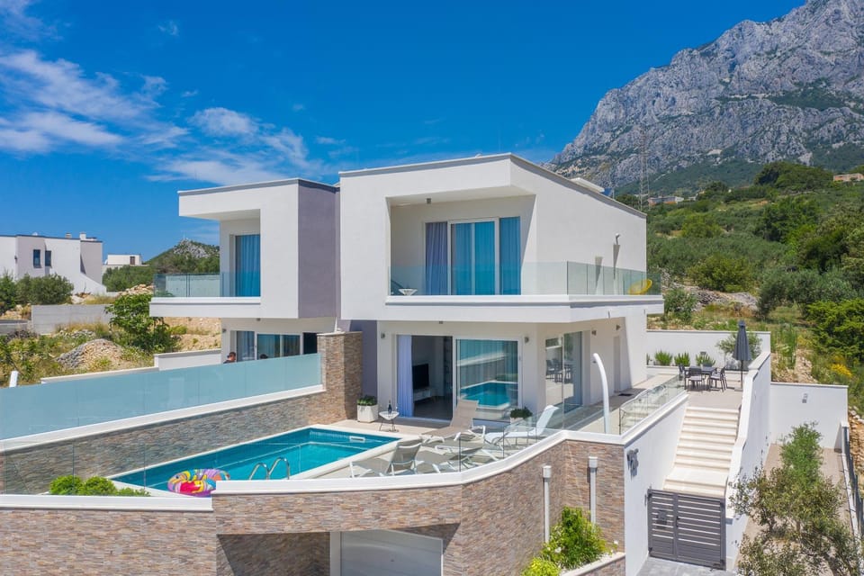 Property building, Day, Natural landscape, Mountain view, Pool view, Swimming pool, sunbed