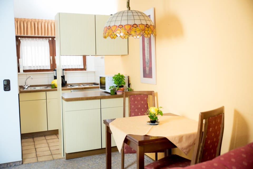 Kitchen or kitchenette, Seating area