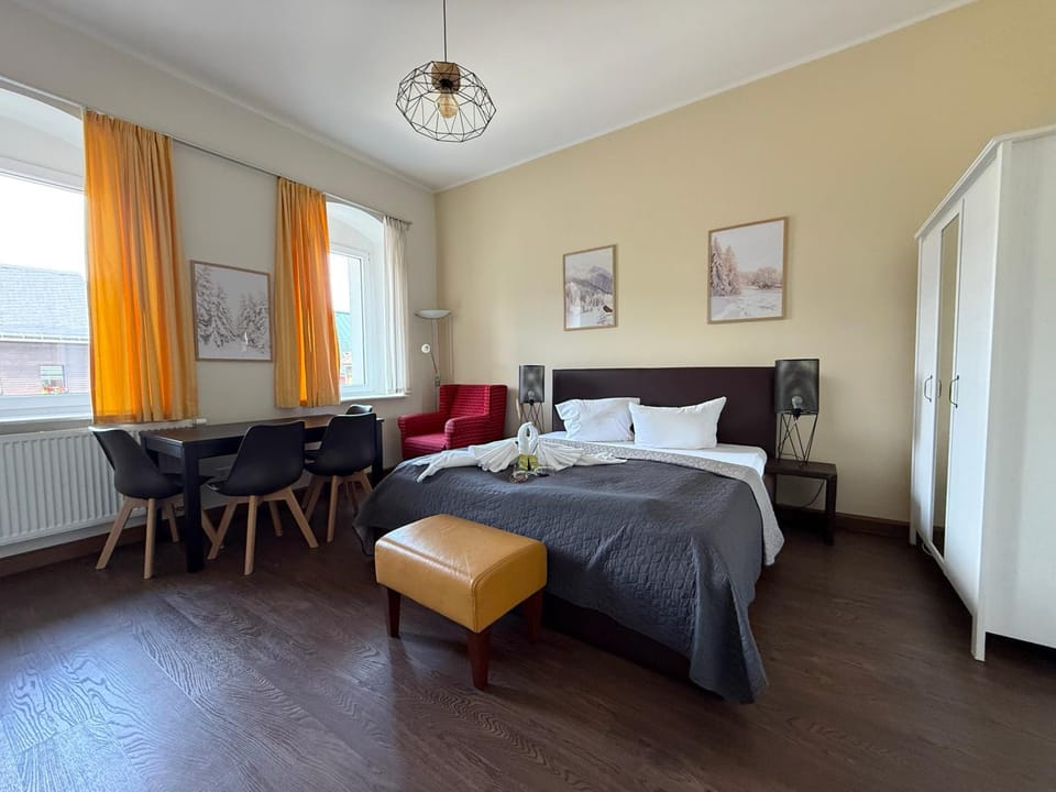 Bed, Living room, Photo of the whole room, Seating area, Bedroom, internet, towels, wardrobe