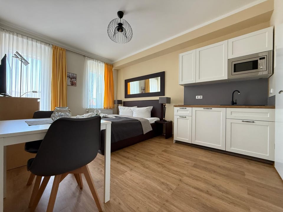 Bed, TV and multimedia, Kitchen or kitchenette, Living room, Photo of the whole room, Seating area, Dining area, Bedroom, pet friendly, stove