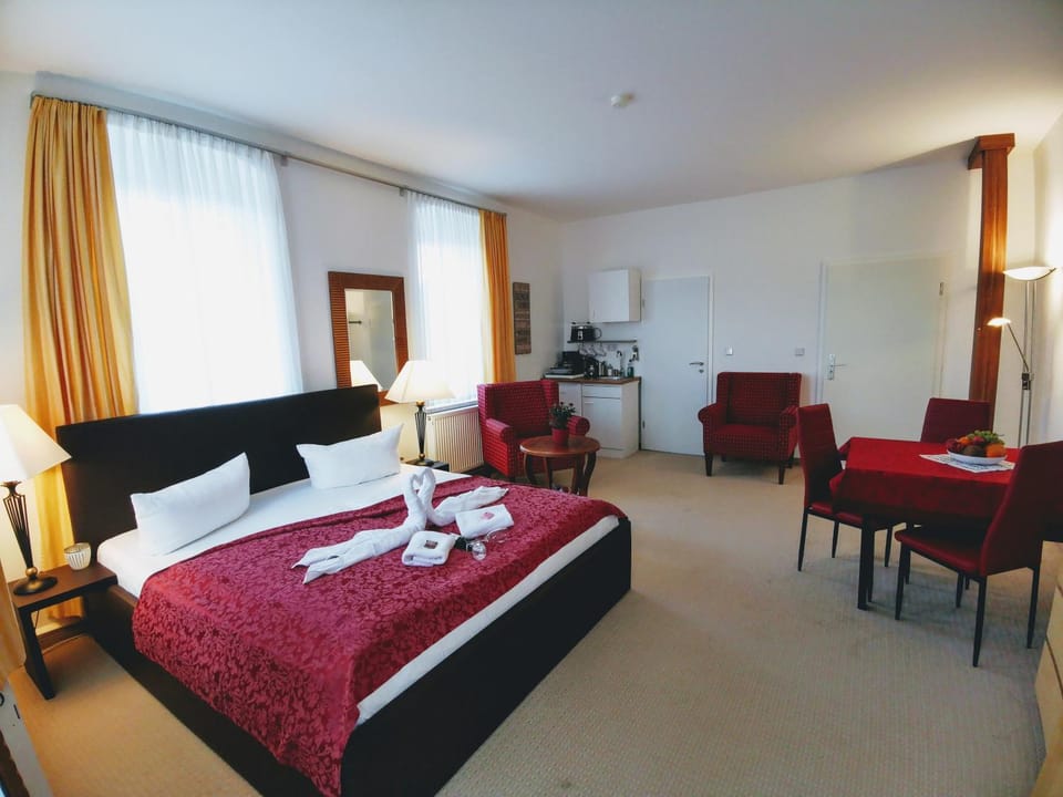 Bed, Food and drinks, Other, Photo of the whole room, Decorative detail