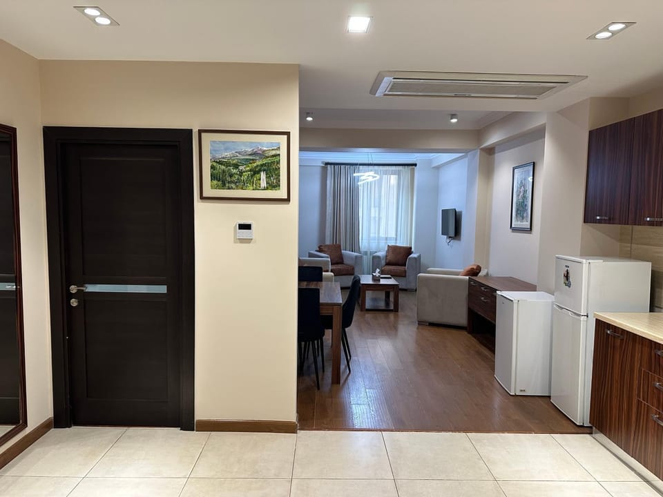 Kitchen or kitchenette, Living room, Seating area, Dining area