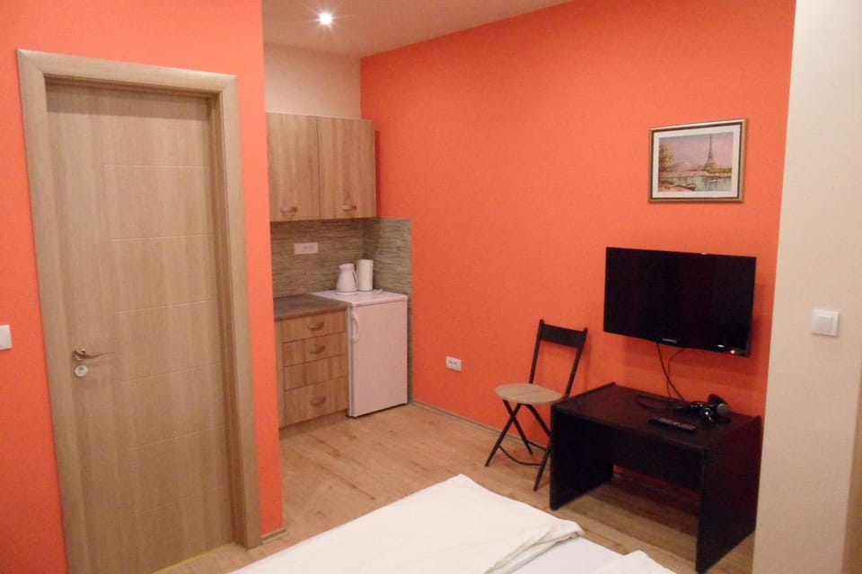 TV and multimedia, Kitchen or kitchenette, Photo of the whole room