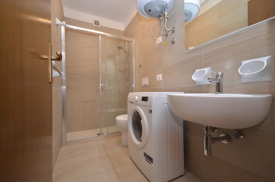 Toilet, Bathroom, towels, washing machine