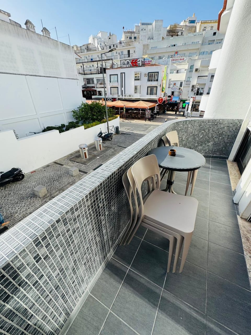 View (from property/room), Balcony/Terrace, Street view
