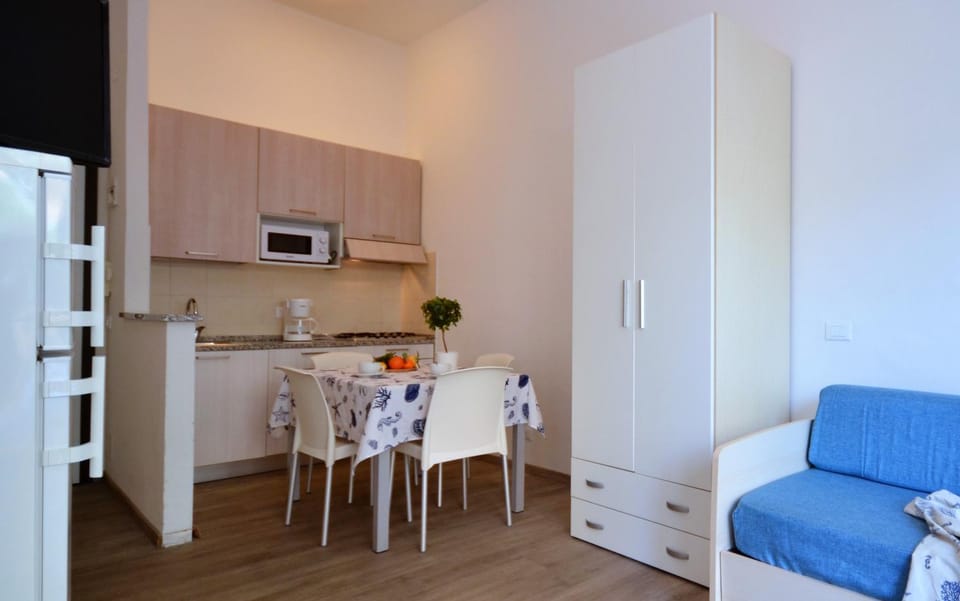 Kitchen or kitchenette, Seating area, stove, toaster