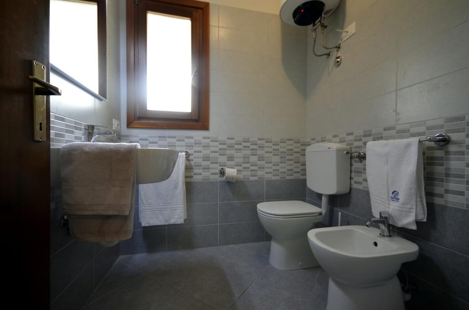 Toilet, Bathroom, bidet, towels