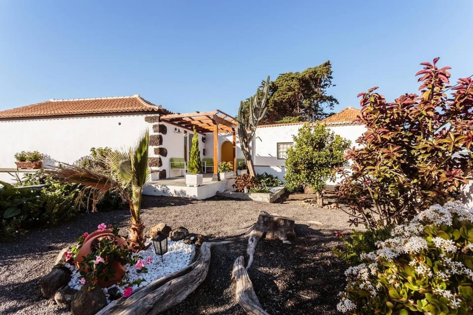 Property building, Off site, Day, Garden, Garden view