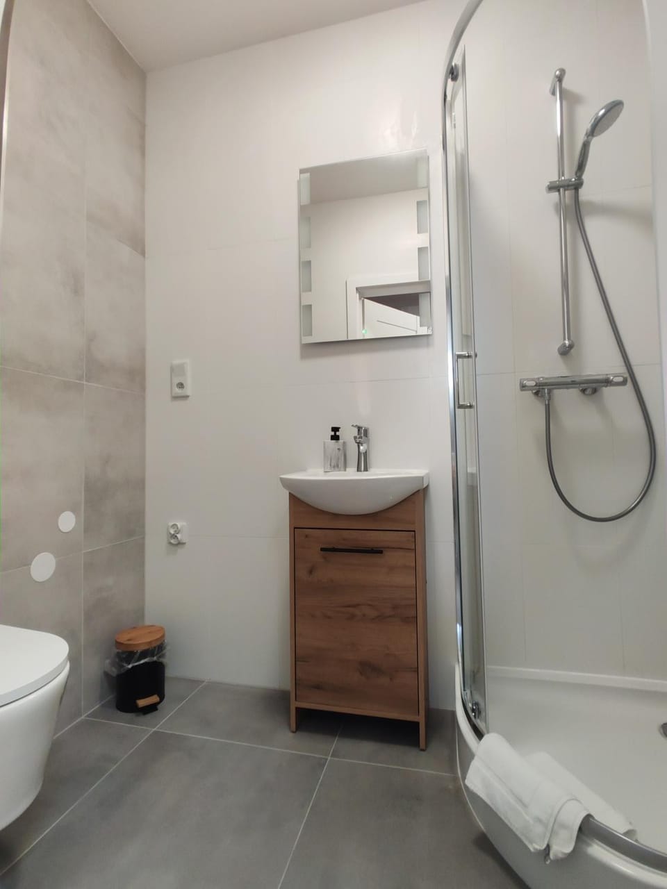 Shower, Toilet, Bathroom, towels