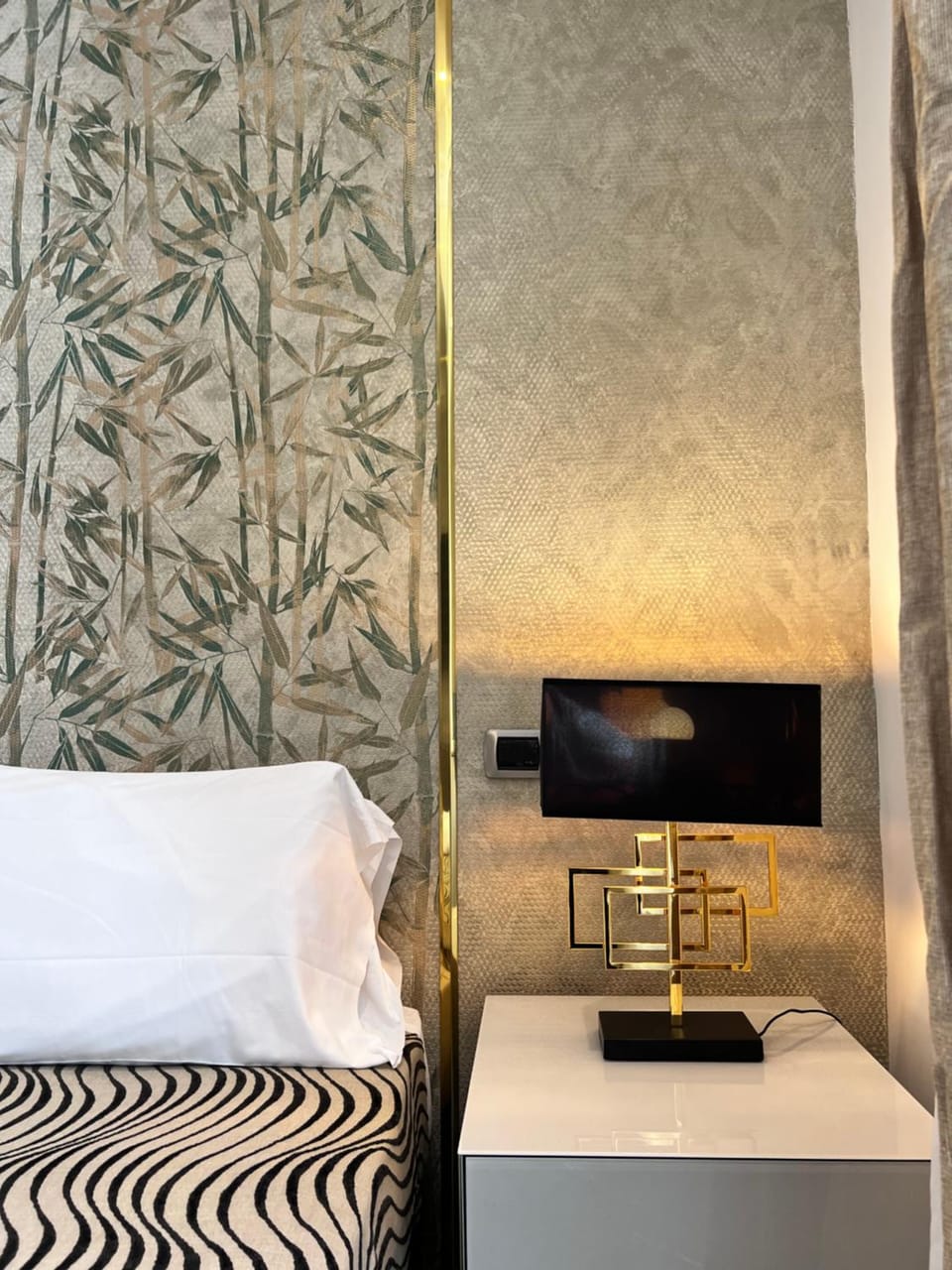 Bed, TV and multimedia, Bedroom
