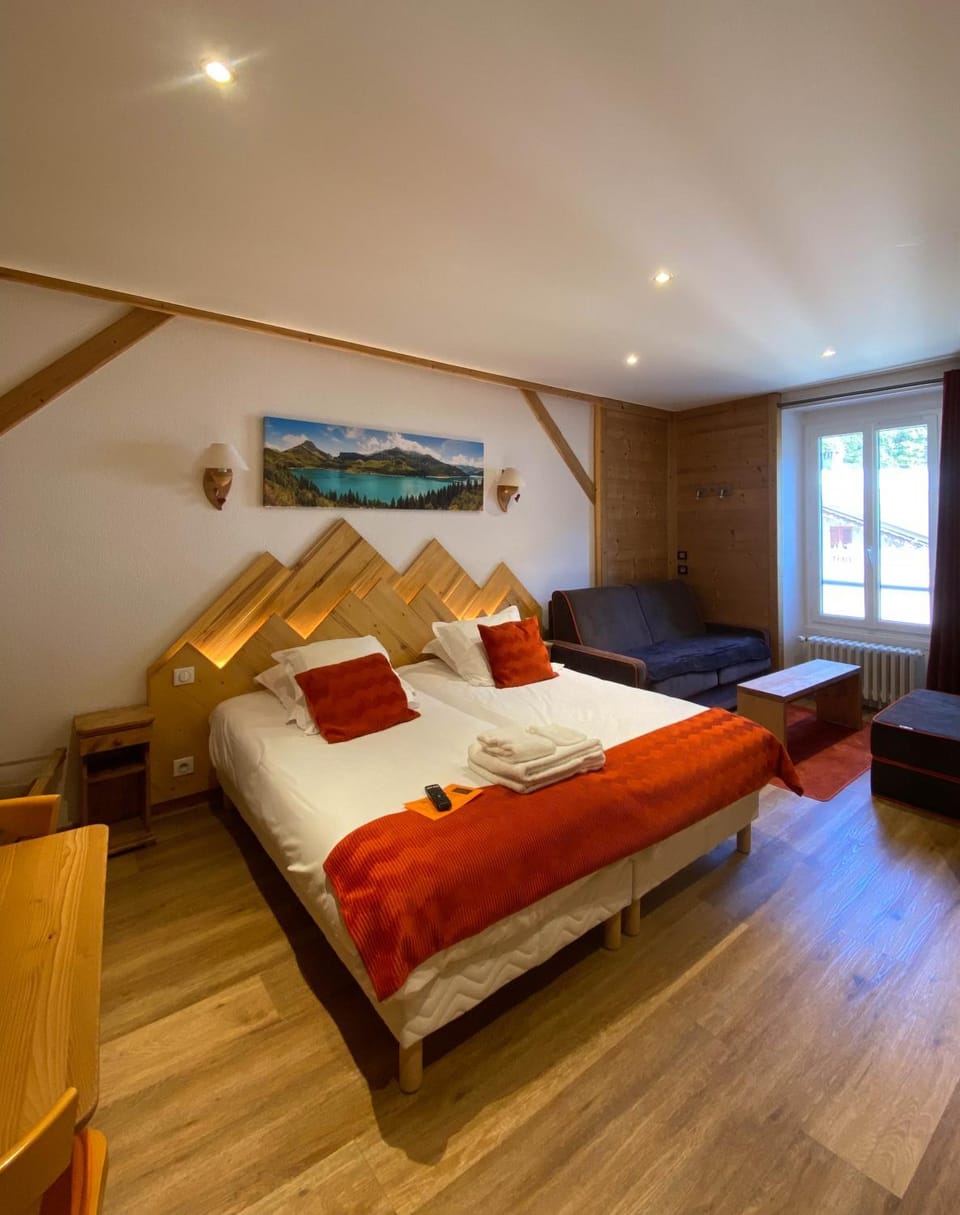 Bed, Living room, Photo of the whole room, Seating area, Bedroom