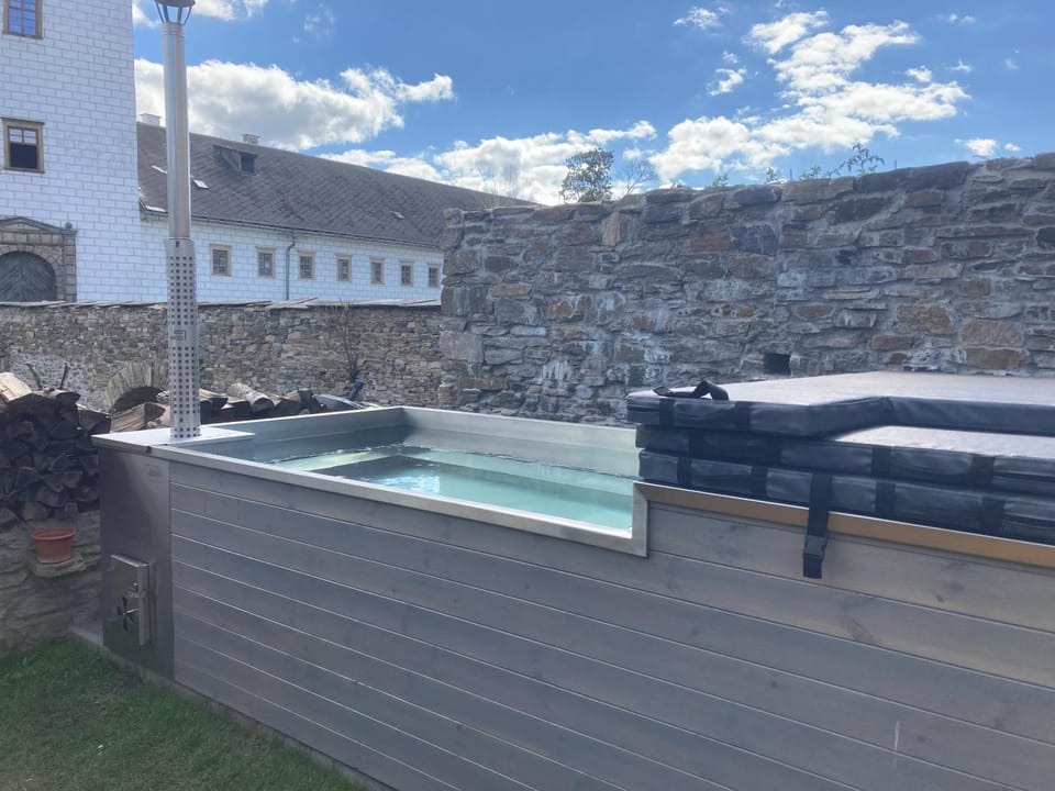 Hot Tub, Swimming pool