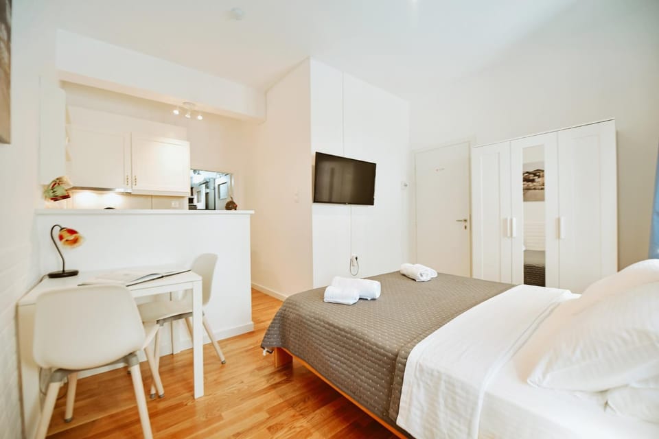 Bed, TV and multimedia, Photo of the whole room, towels