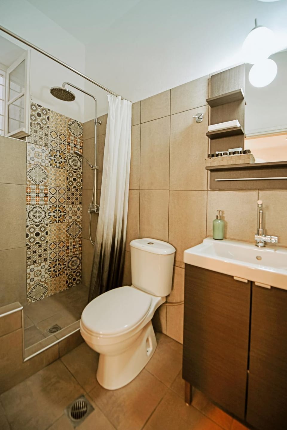 Shower, Toilet
