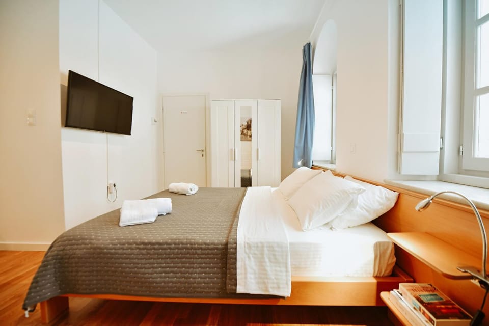 Bed, TV and multimedia, Photo of the whole room, wardrobe