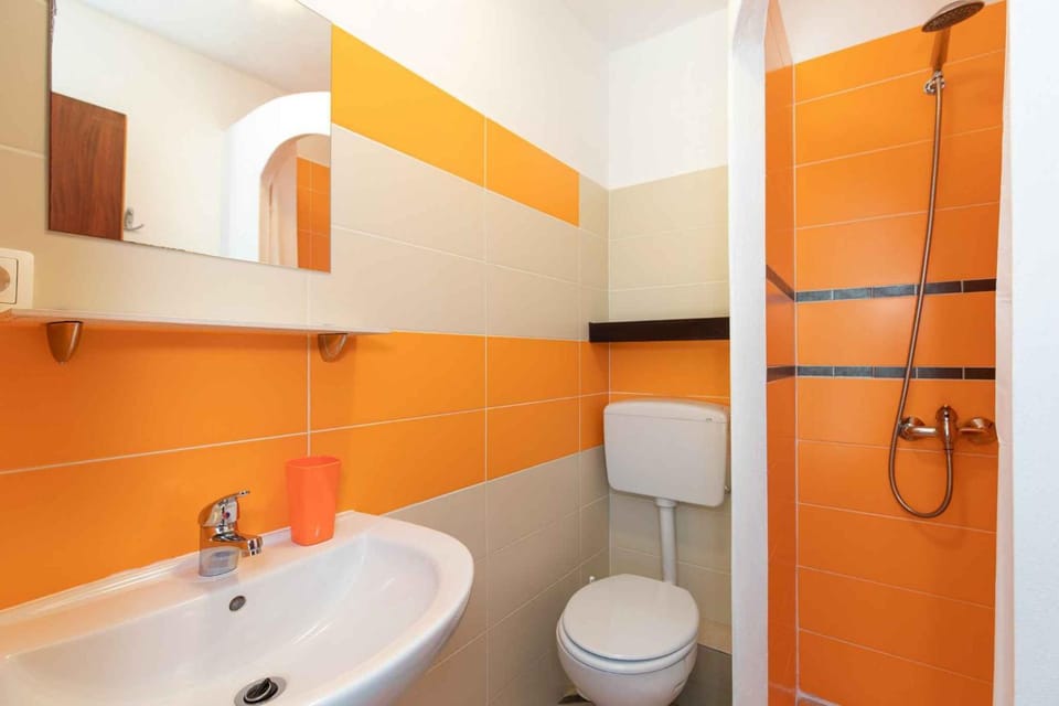 Shower, Toilet