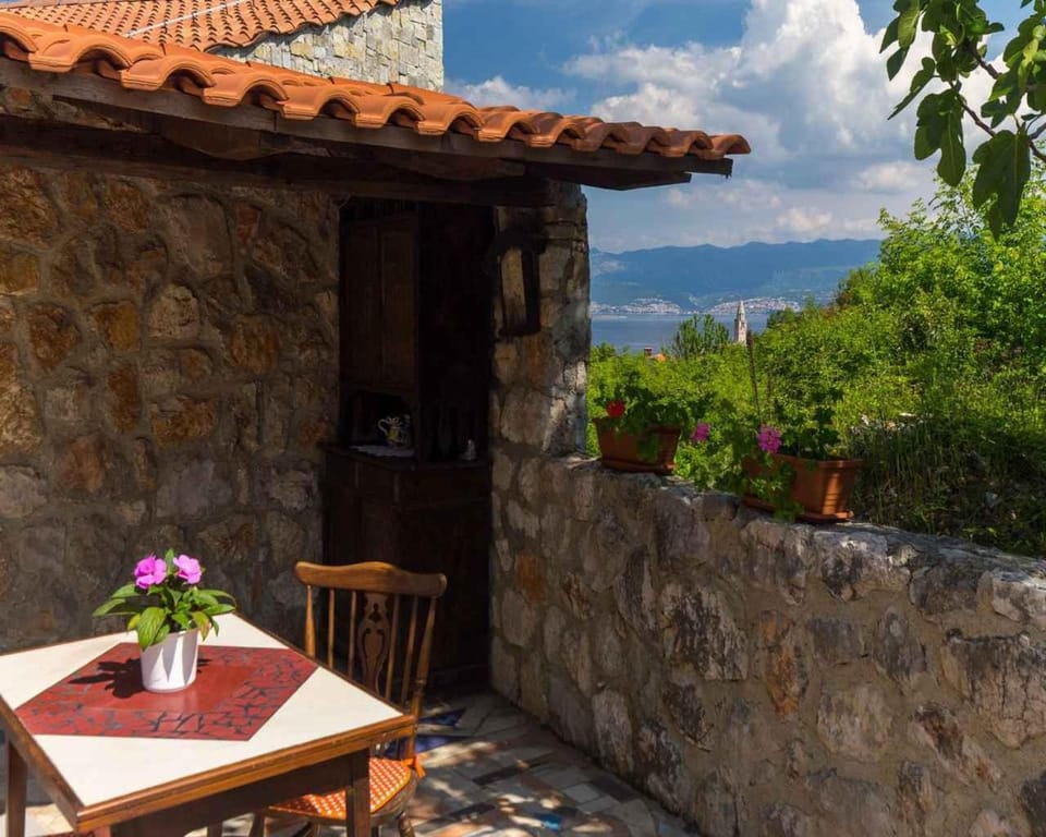 Nearby landmark, Summer, Garden, Balcony/Terrace