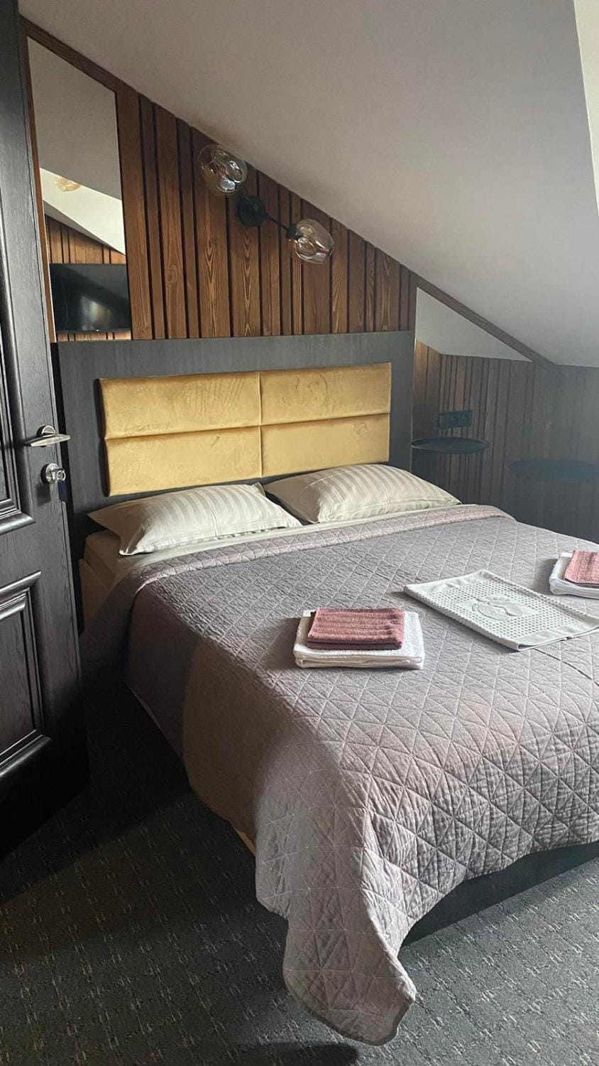 Bed, Photo of the whole room, Bedroom, towels