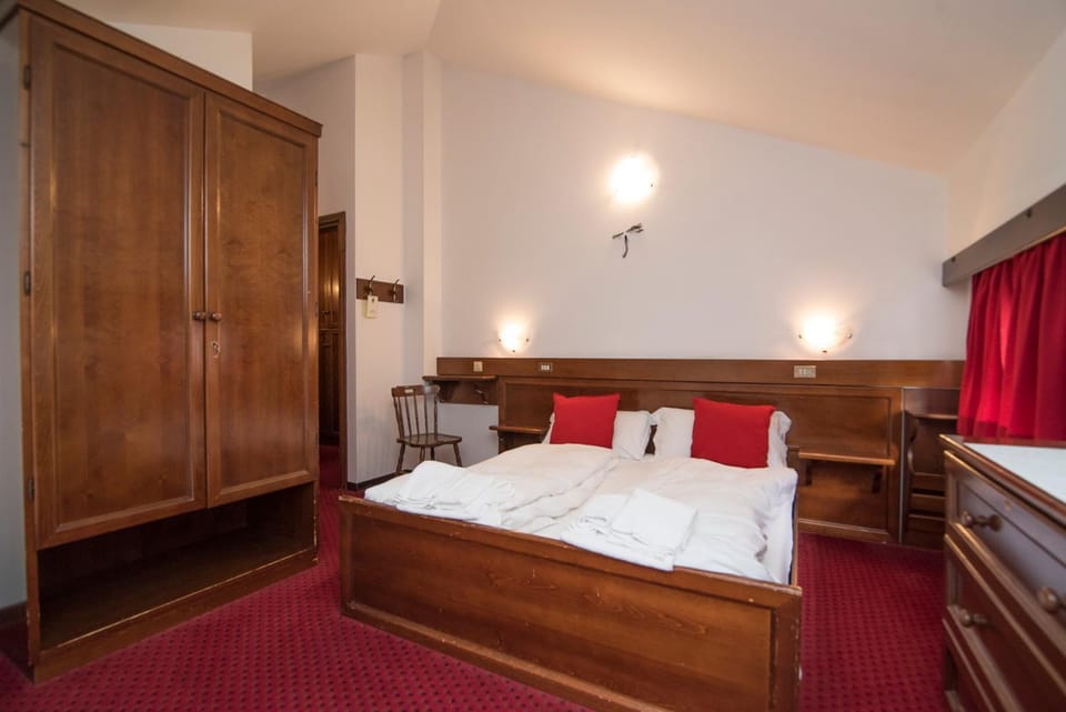 Bed, Photo of the whole room, Bedroom, towels, wardrobe