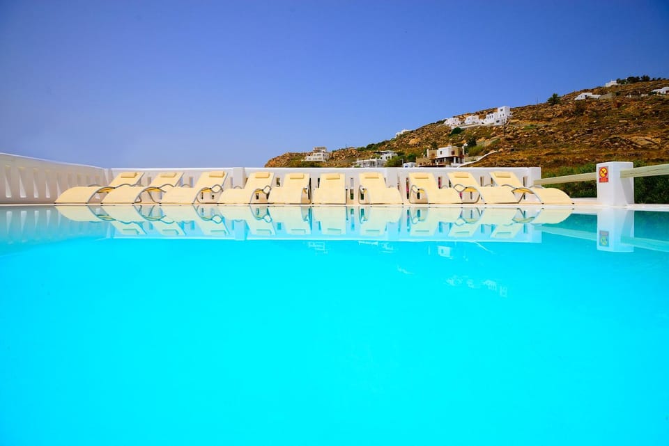 Balcony/Terrace, Pool view, Swimming pool, sunbed