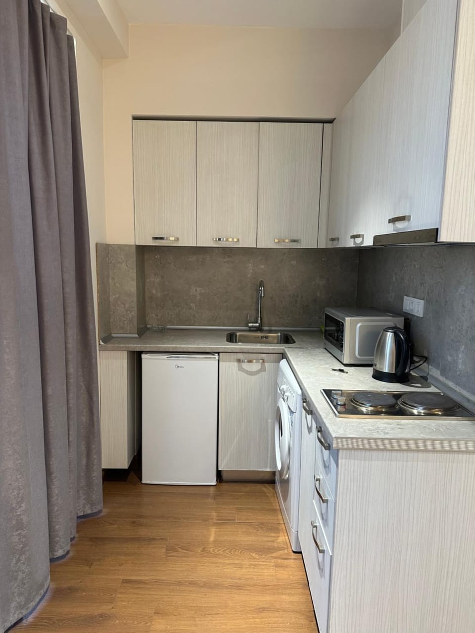 Kitchen or kitchenette, minibar