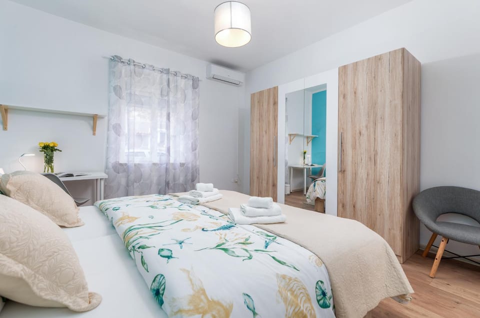 Bedroom, towels, air conditioner