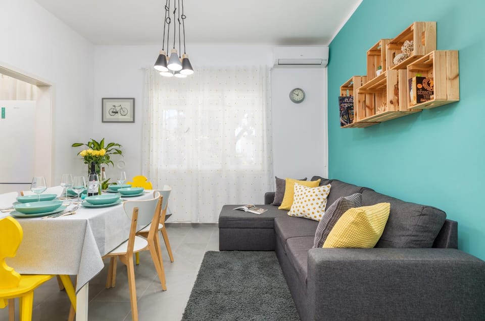Living room, Seating area, Dining area, air conditioner
