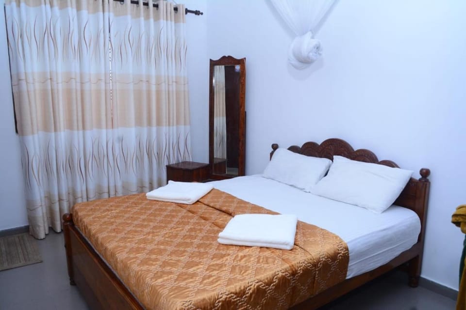 Bed, Photo of the whole room, towels