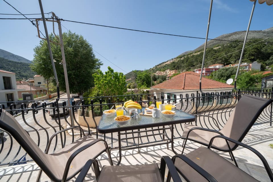 Balcony/Terrace, Seating area, Dining area, Mountain view