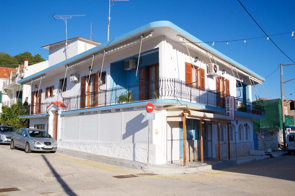 Property building, Facade/entrance, On-site shops