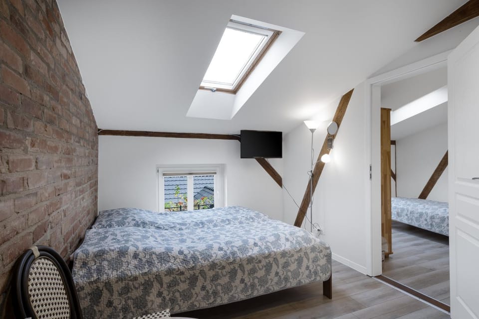Bed, TV and multimedia, Bedroom