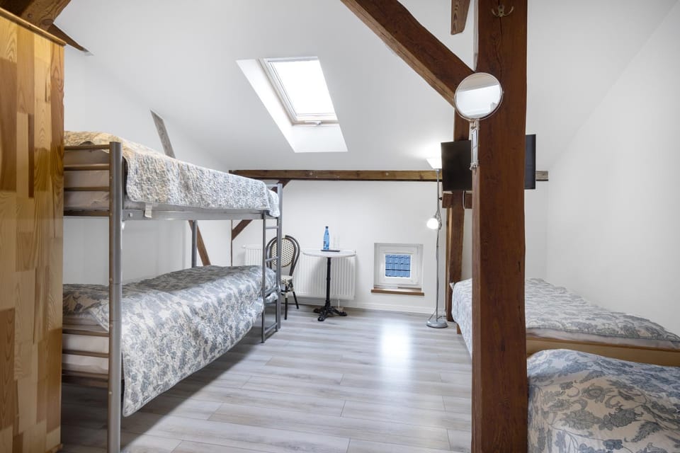 Bed, TV and multimedia, Bedroom, bunk bed