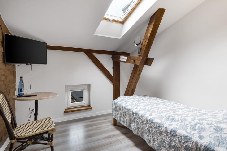 Bed, TV and multimedia, Bedroom