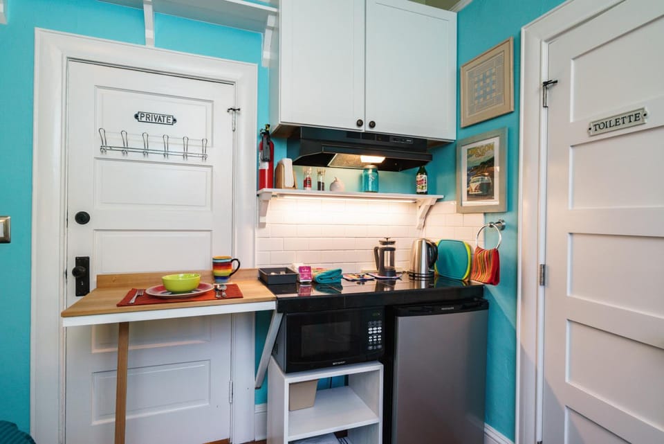 Coffee/tea facilities, Kitchen or kitchenette, Dining area, minibar, stove, toaster