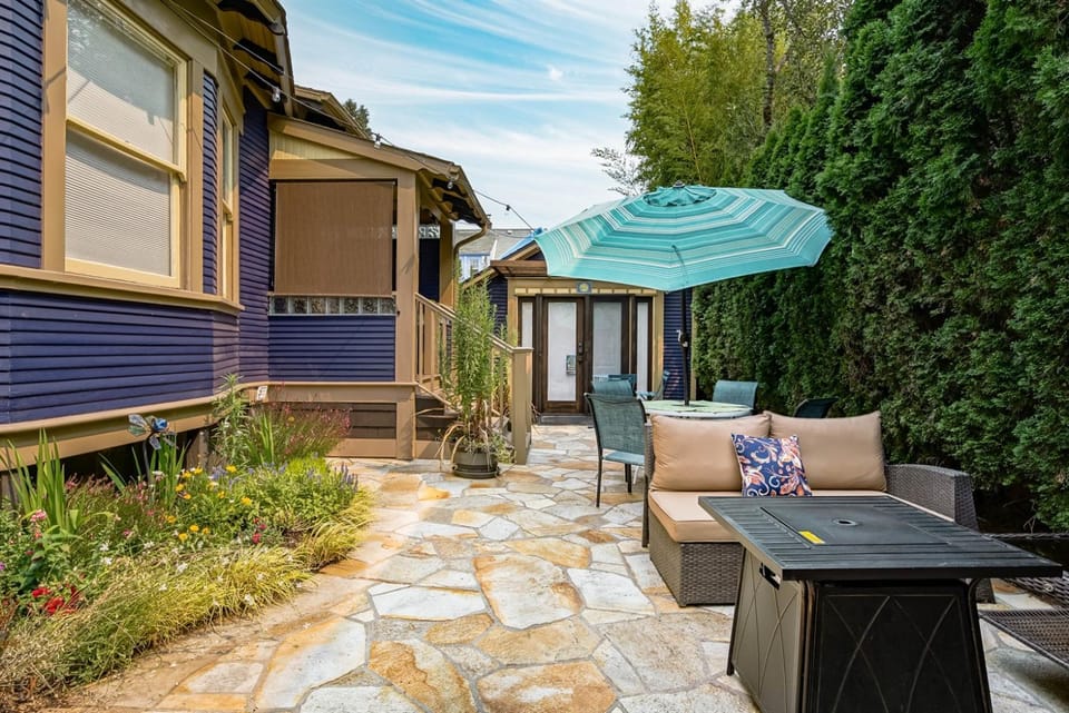 Patio Suite sleeps 1 to 2 patio gas fire pit Apartment in Portland