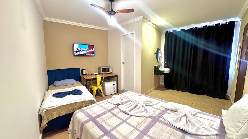 Bed, TV and multimedia, Photo of the whole room, Dining area, Bedroom