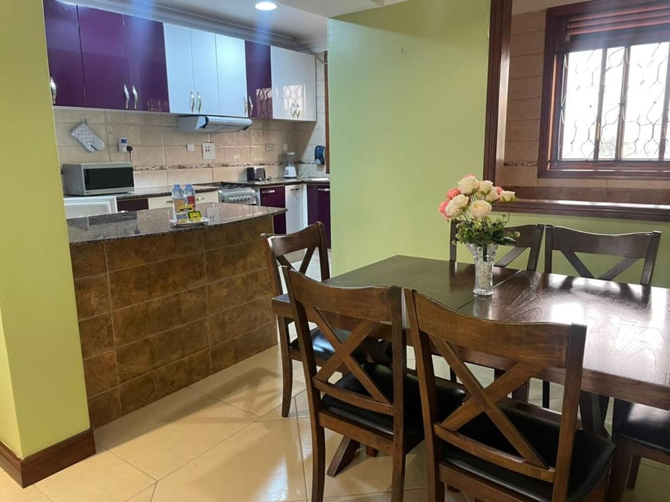 Kitchen or kitchenette, Seating area, Dining area
