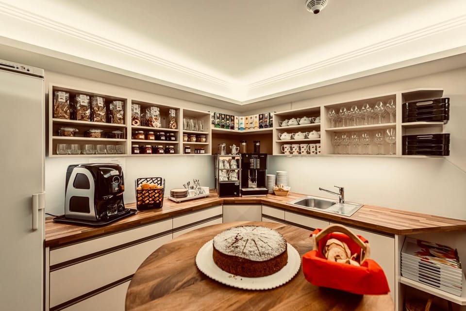 Restaurant/places to eat, Food and drinks, Breakfast, vending machine