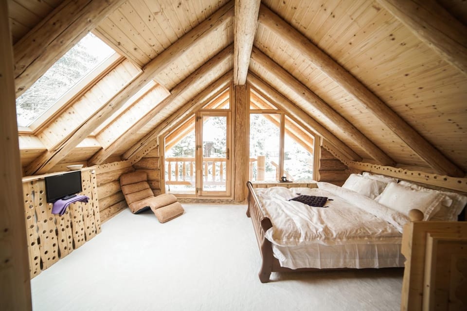Bed, Seating area, Bedroom