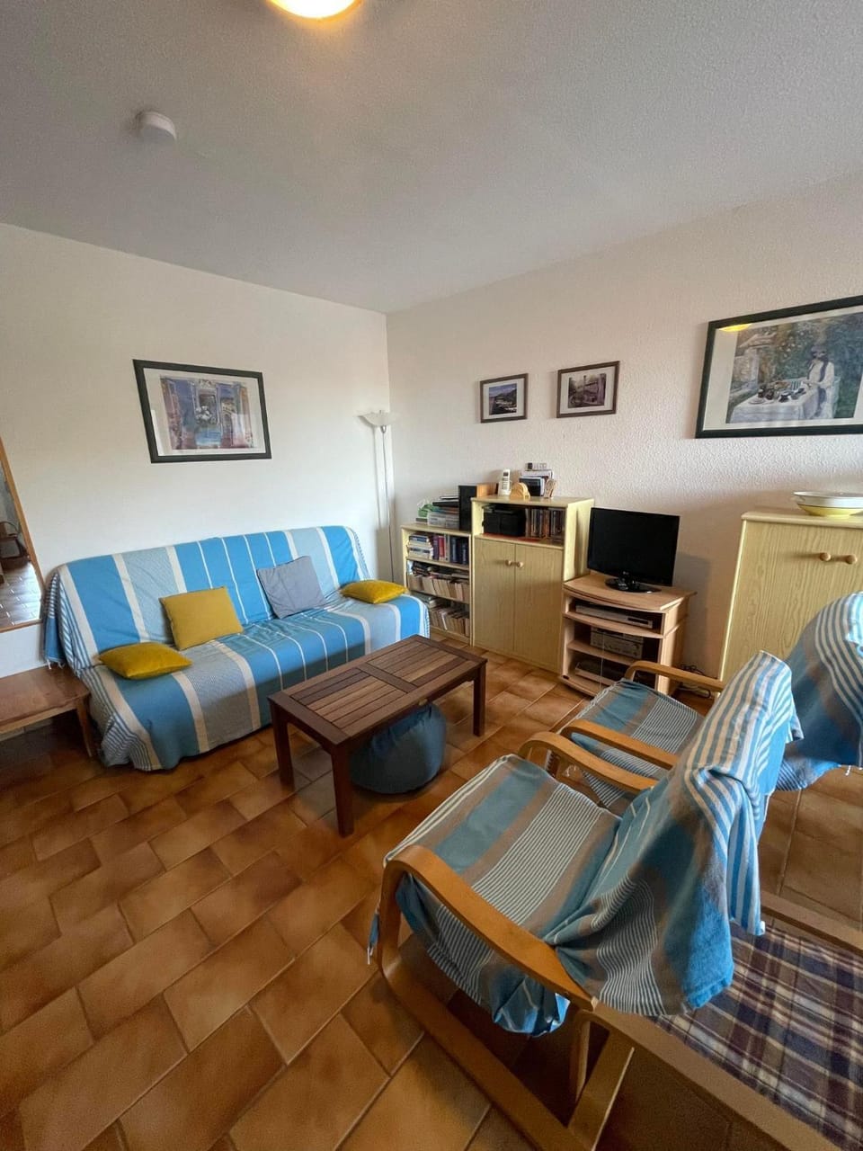 Bed, TV and multimedia, Living room