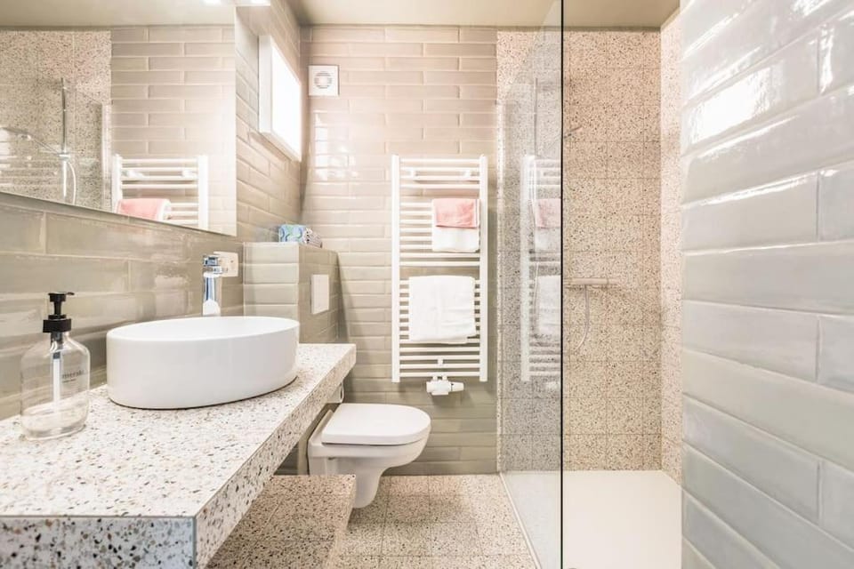 Shower, Toilet, Bathroom, towels