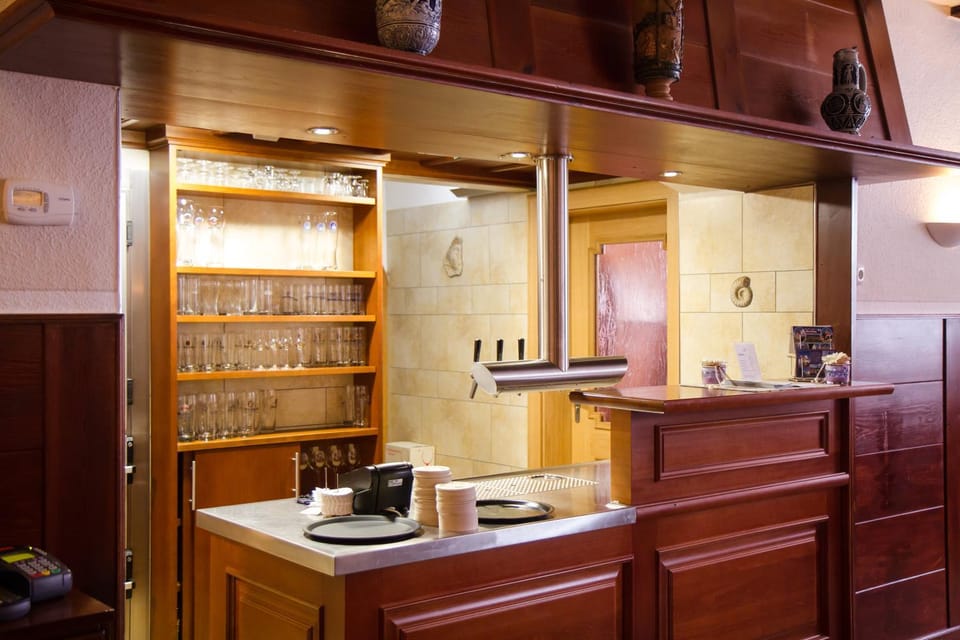 Nightclub / DJ, Coffee/tea facilities, Lobby or reception, Lounge or bar