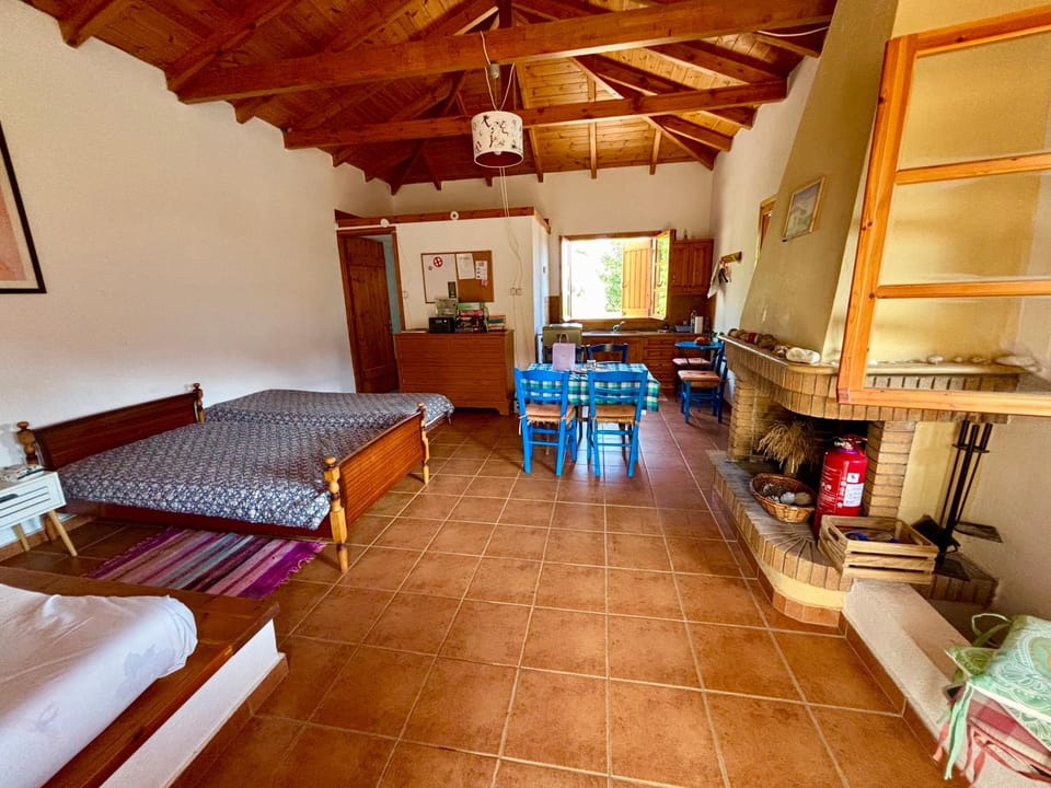 Velonas Beach mpakas country cottage ,Steps to the Sea House in Messenia